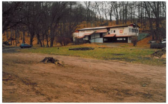 Foto R.Bryl - 04.03.2009r., Znakomity teren na stały duży parking wszelkich pojazdów w Łagowie - całoroczny. Od lat brakuje ostatecznego wizerunku i przeznaczenia terenu - podobnie w tle niszczejące kino Świteź... Switeź
